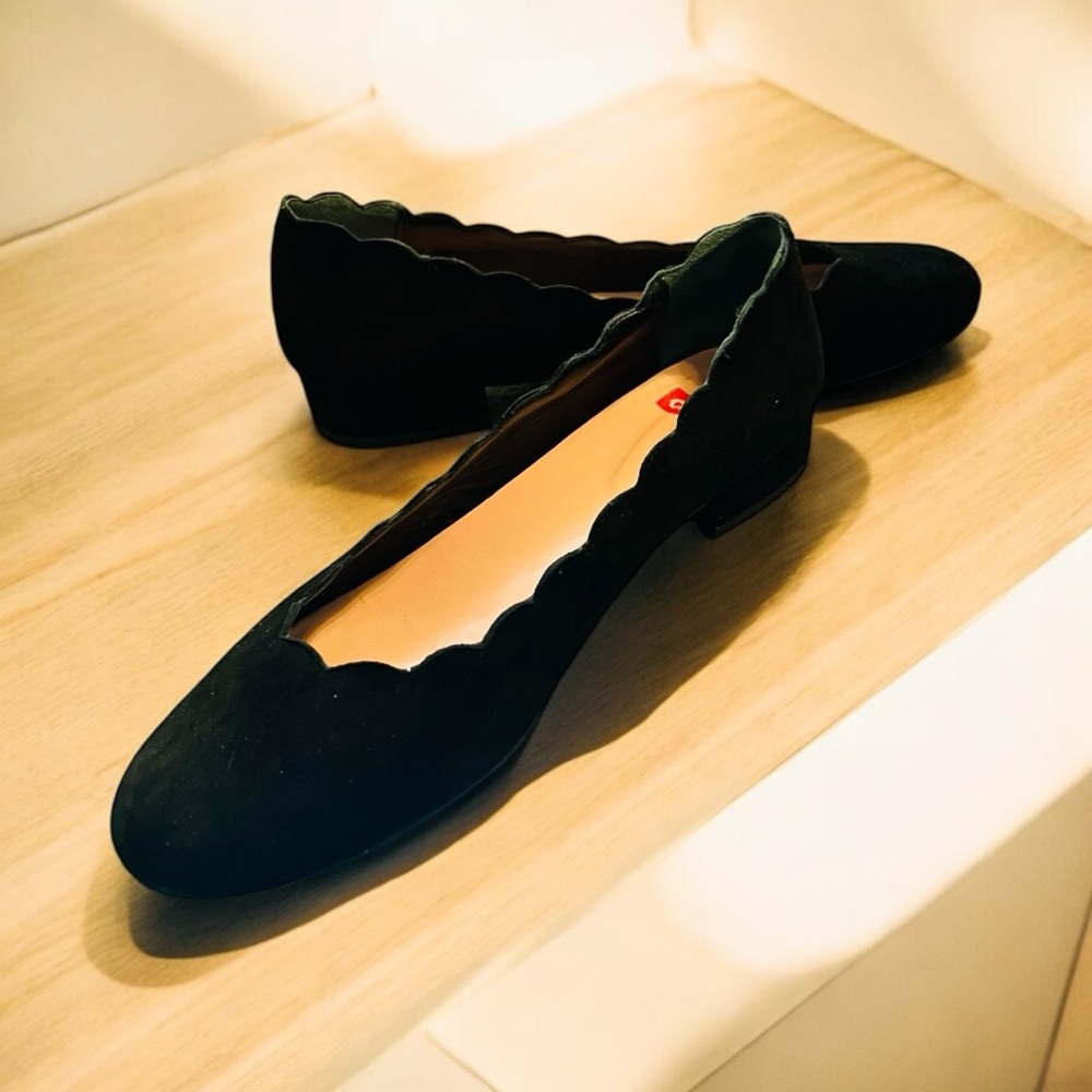 Scalloped Edge Black Flats